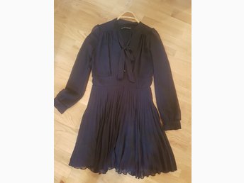 Lyxig klänning med bronsskimmer från märket R.. (343877305 Lyxig klänning med bronsskimmer från märket R.. (343877305