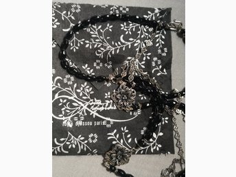 lotta djossou pärlhalsband med väska lotta djossou pärlhalsband med väska
