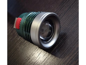 2st bärbar zoombar mini superljus USB LED-ficklampa med SOS-läge, 50m räckvidd