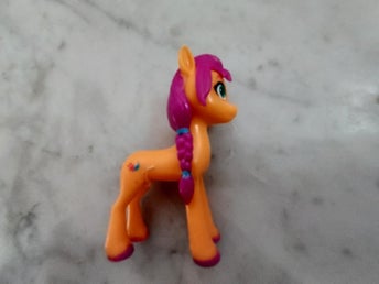 Figur Plast Liten Häst med Knallrosa Flätat hår Höjd 6,5 cm Längd 4,5 cm