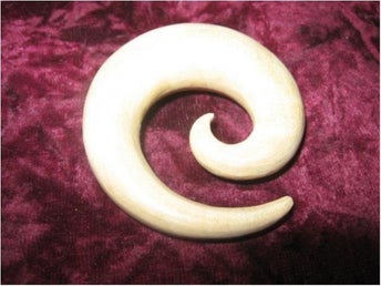TÖJNING SPIRAL PIERCING 15 MM (TRÄ) VIT