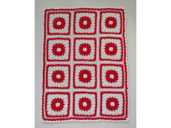 Virkad dockfilt med blommotiv, ca 29 x 39 cm, bomull