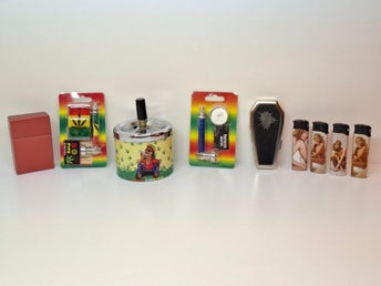 13 stycken Cigarett tillbehör: tändare, askkopp, etui, pipor, nät , grinder, ny