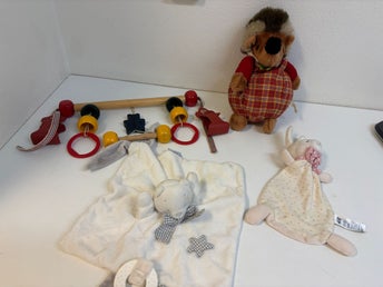Babyset – 2 snuttisar, trä-mobil & mjuk igelkott