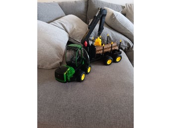 Bruder John Deere 1210E Skotare med timmer