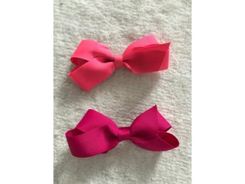 Två hårspännen med rosa rosett