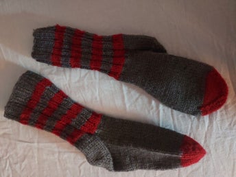 Sockor Barn Handstickade 100 % Ull Grå Röda Ränder Längd till Häl 20 cm