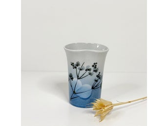 Royal Copenhagen Ellen Malmer Liten Fajansvas Celeste 1951