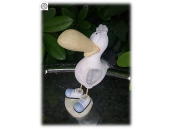 Underbar fantasifull pelikan skulptur med promenadskor Fint skick
