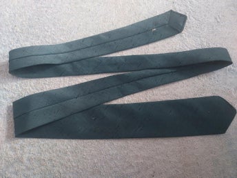 Slips 60-tal Syntet Grön Mönster i Tyget Längd 131,5 cm Bredd 6 cm