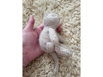 Handstickad katt