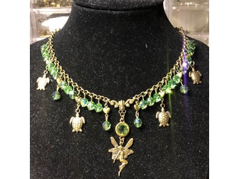 Glittrande grönt halsband med Swarovskikristaller