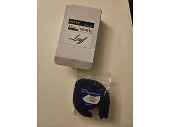 Band till dymo 4m 12mm vit med svart text