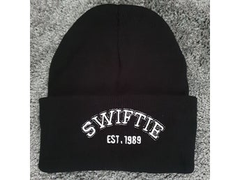Svart mössa Swiftie EST.1989