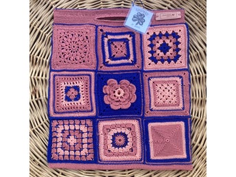 HANDMADE BY ANNA Virkad Kasse / Väska • Mormorsrutor rosa/blå/aprikos