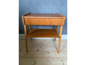 Sängbord i teak från AB Carlström & Co Möbelfabrik.