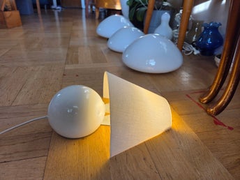En vägglampa metal och plast retro artilus märke
