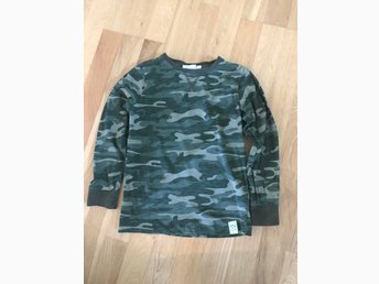 Tröja Kappahl stl 122128 långärmad T shirt militär armégrön camouflage Tröja Kappahl stl 122128 långärmad T shirt militär armégrön camouflage