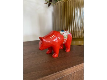 Dalahäst Björn Röd Träfigur Handmålad