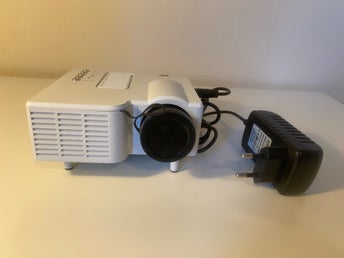 Mini LED-Projektor med HDMI, VGA, USB och SD-kortingång