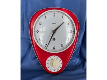 Väggklocka Wehrle med timer i röd design