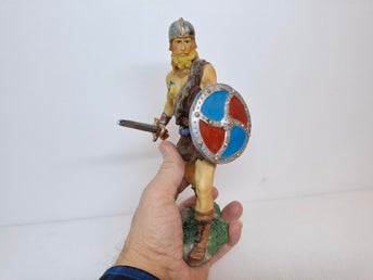 Vikingakrigare med svärd och sköld. , krigare staty ,skulptur , figurin