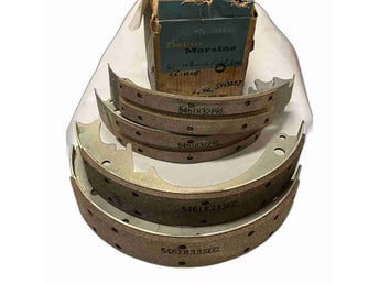 Bromsbackar NOS Delco Moraine 1389956 – GM Fullsize 1961–1970