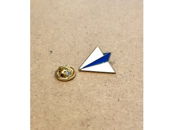 Ny pin brosch vit blå pappersflygplan sommar punk accessoar metall söt unik
