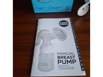 Manuell bröstpump i förpackning