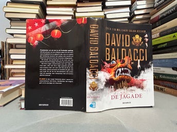 De jagade av David Baldacci. Bok. Very good plus