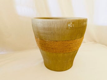 Kruka i keramik med bambu.: Höjd: 21 cm. 20 cm vidd. Nytt från presentbutik