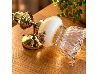 Äldre vägglampa i mässing och glas