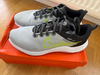 Nike Downshifter 12 Löparskor Grå/Vit/Svart/Volt EUR 45.5