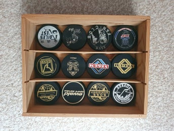 Ishockey Pucks Vitrine aus Holz med 12 Pucks, 33x26,5x9 cm