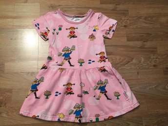 Rosa mönstrad Pippi Långstrump klänning stl 104 (396033129 Rosa mönstrad Pippi Långstrump klänning stl 104 (396033129