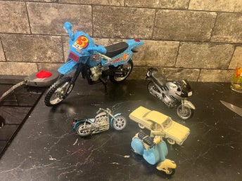 4 st motorcyklar samt lite samlarbil