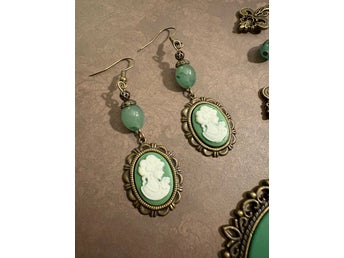 Underbara örhängen i viktoriansk stil med cabochoner och Aventurine