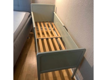 Grön barnsäng, utdragssäng, L: ca 150 cm B: ca 57 cm som smalaste delen