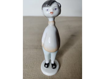 Vintage porslinsfigur föreställande en pojke. Hollóházi (Ungern).