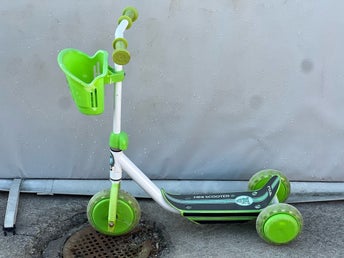 Stiga Mini Scooter med tre hjul och korg