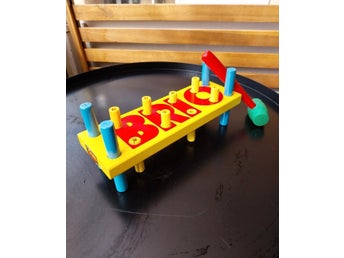 Brio leksak i trä, bräda med hammare