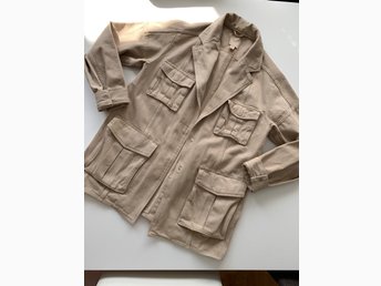 HM trend utilityjacka jacka utility bomull twill stlk 36 beige. Fint skick! HM trend utilityjacka jacka utility bomull twill stlk 36 beige. Fint skick!