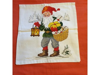BRODERAD JULBONAD TOMTE 40 X 39 CM RETRO