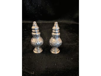 Salt och Peppar i Äkta silver.10 cm höga.Tydl stämplar.Ny fr äld guldsmed