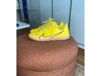 Nya Nike fotbollsskor strl 38(24cm).