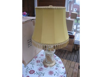 Bordslampa med marmorfot & Guld/Senapsfärgad skärm