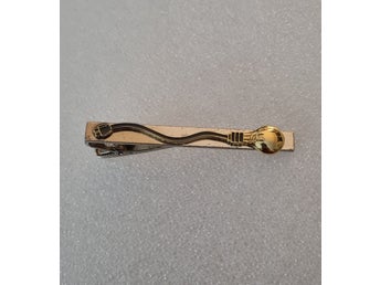 Vintage slipsnål med motiv av en glödlampa med sladd