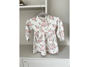 Newbie klänning strl 92 blommig långärmad vit flicka sommarklänning flickkläder