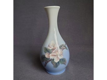 ROYAL COPENHAGEN porslinsvas med blommotiv höjd 21,5 cm förstasortering