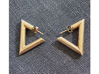 Silver 925. Geometriska örhängen med stift.